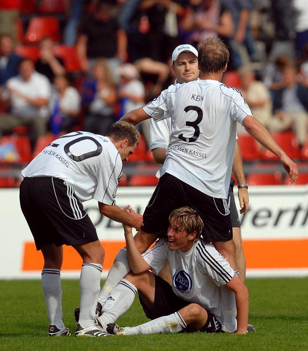 Jan Fießer (KSV Hessen Kassel) am Boden, Denis Berger (KSV Hessen Kassel), Christoph Keim (KSV Hessen Kassel)