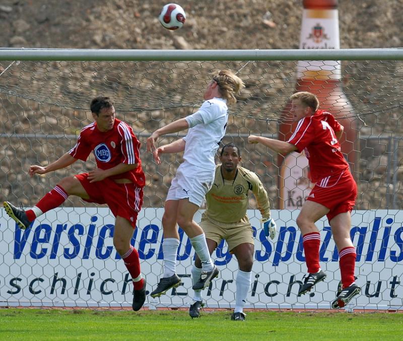 Das Ball auf dem Weg zum 1:0 durch Thorsten Bauer (KSV Hessen Kassel) (R)