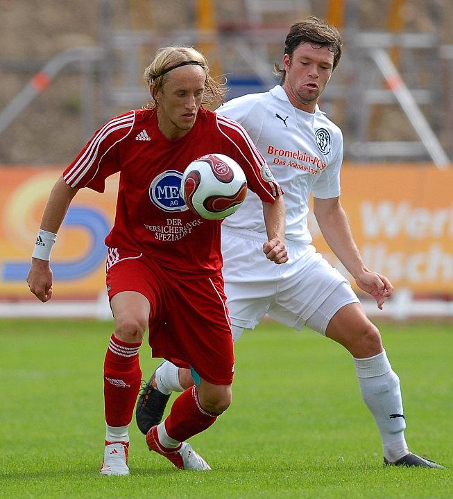Zweikampf zwischen Daniel Beyer (KSV Hessen Kassel) (L) und Florian Weber