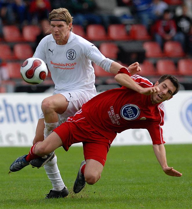 Kampf um den Ball zwischen Denny Herzig (SV 07 Elversberg) und Erich Strobel (KSV Hessen Kassel)