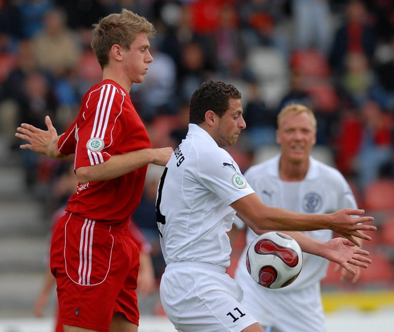 Tobias Willers (KSV Hessen Kassel) attakiert Samer Mozain (SV 07 Elversberg)