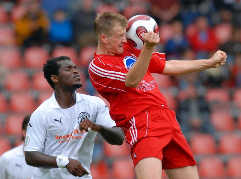 Edwin Bediako (SV 07 Elversberg) beochtet die Ballannahme von Thorsten Bauer (KSV Hessen Kassel) (R)