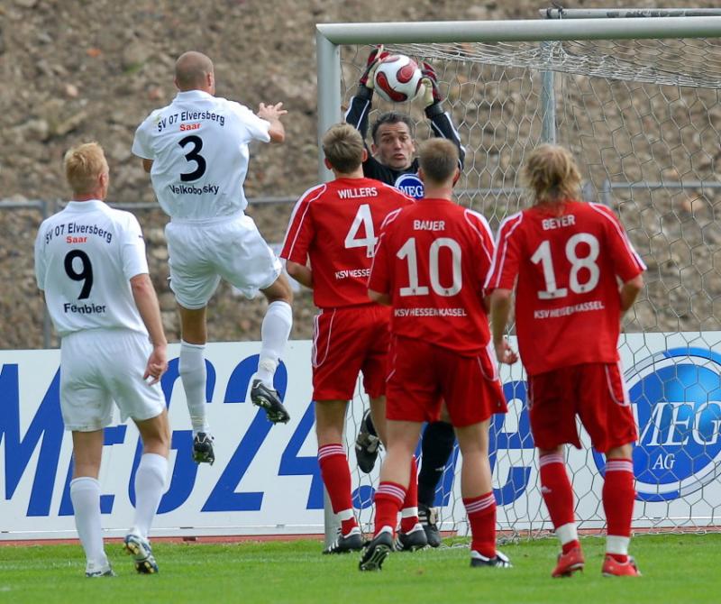 Kein durchkommen für Elversberg Oliver Adler (KSV Hessen Kassel) klärt