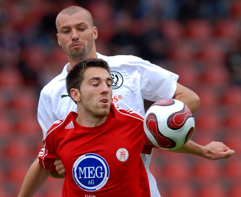 Erich Strobel (KSV Hessen Kassel) lässt Jan Velkoborsky (SV 07 Elversberg) nur einen Blick auf das Leder werfen