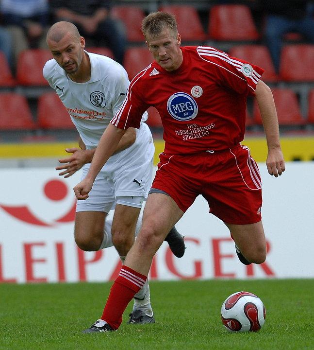 Thorsten Bauer (KSV Hessen Kassel) im Kampf um den Ball gegen Jan Velkoborsky (SV 07 Elversberg)