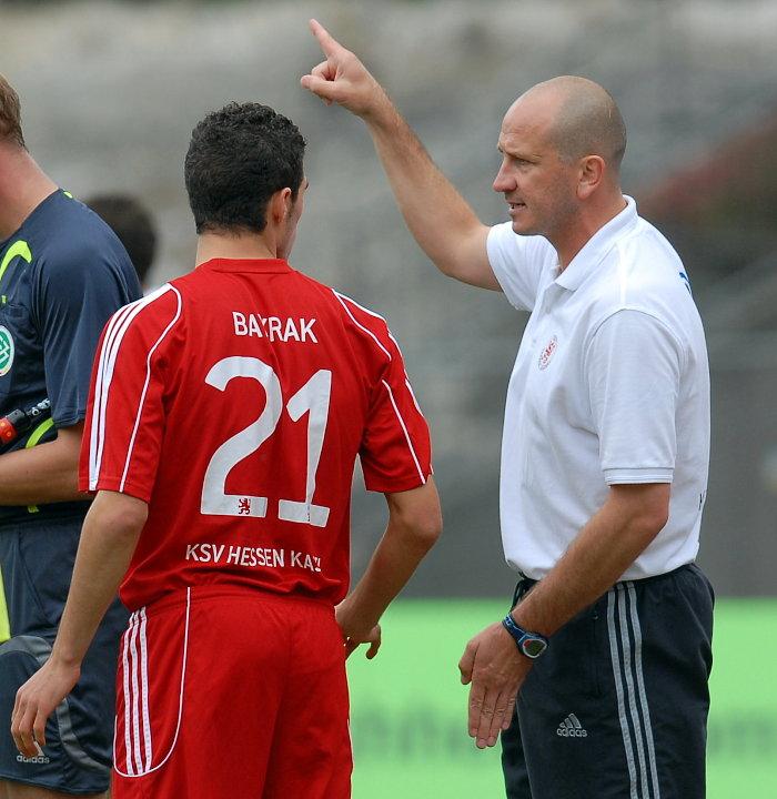 Matthias Hamann (Trainer KSV Hessen Kassel ) gibt letzte Anweisung vor dem ersten Liageinsatz beim KSV von Serdar Bayrak (KSV Hessen Kassel)