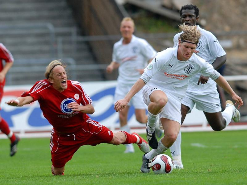 Daniel Beyer (KSV Hessen Kassel) wird von Denny Herzig (SV 07 Elversberg) zu Fall gebracht