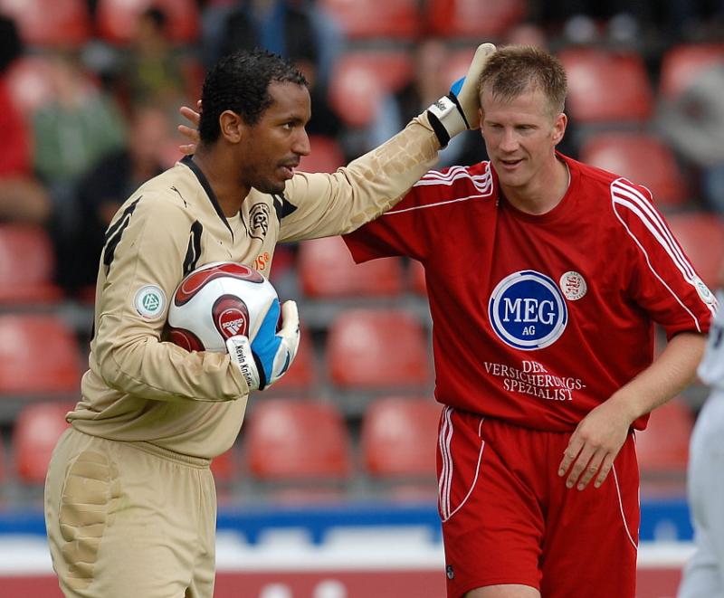 Thorsten Bauer (KSV Hessen Kassel) scheitert hier an Kevin Knödler (Torwart SV 07 Elversberg)