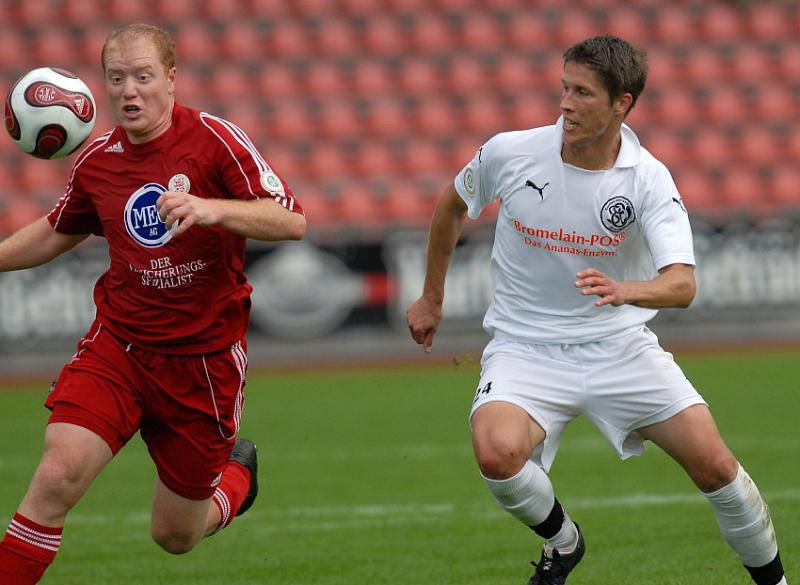 Torschütze Sebastian Busch (KSV Hessen Kassel) gegen Christophe Walther (SV 07 Elversberg)