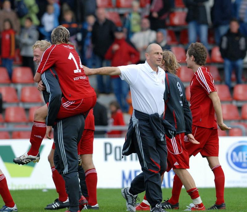 Feierstimmung nach dem Sieg mit Trainer Matthias Hamann