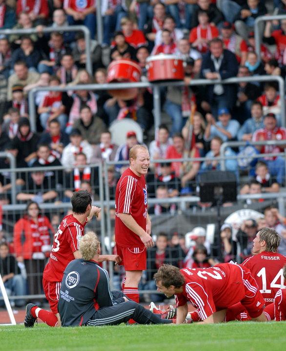 Siegesfeier und Humba-Anstimmer vor den Fans mit Sebastian Busch (KSV Hessen Kassel) (Mitte)