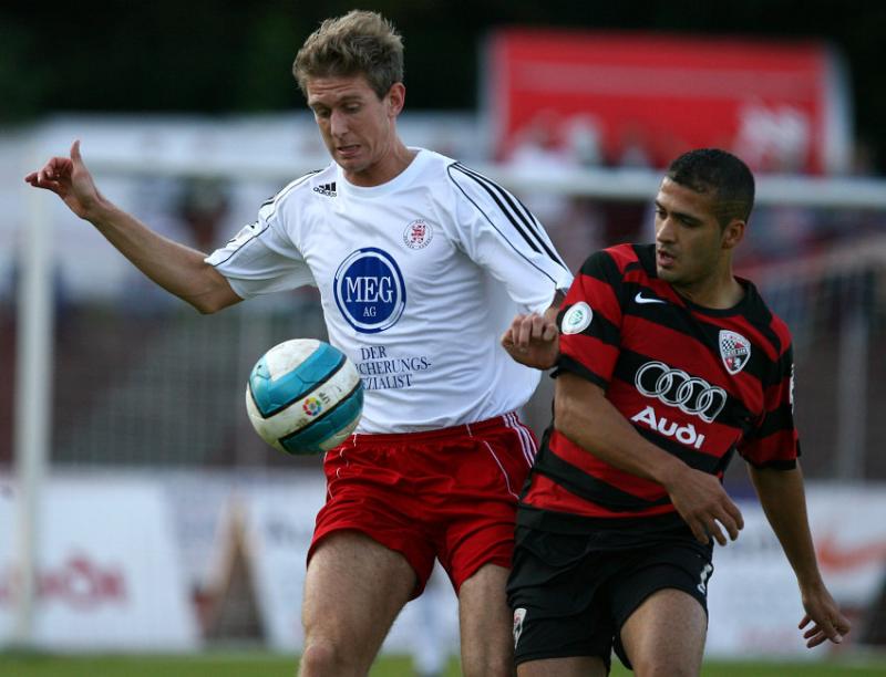 Zweikampf zwischen Tobias Willers (L) und Ersin Demir (L) (FC Ingolstadt)