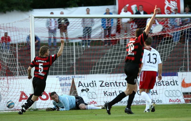 Das 1:0 für den FC, Oliver Adler geschlagen,  Michael Schmidberger (L) und Malte Metzelder jubeln