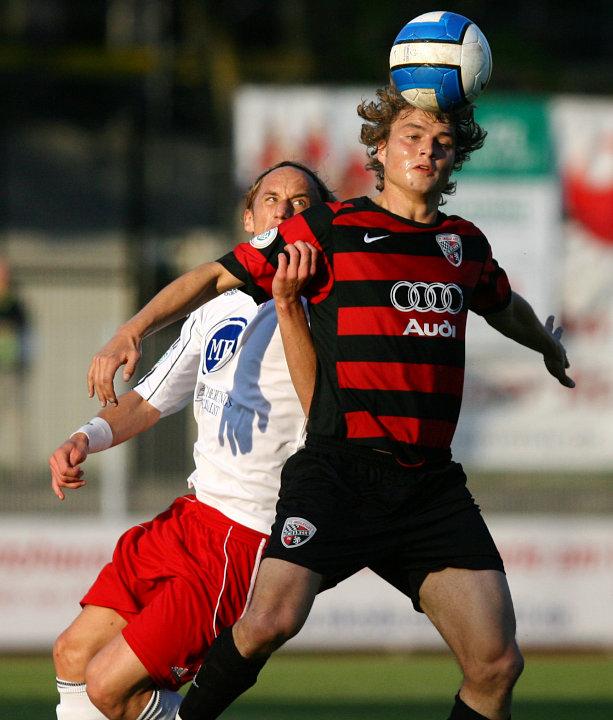 Daniel Beyer (hinten) im Kampf um das Leder gegen Michael Schmidberger (FC Ingolstadt)