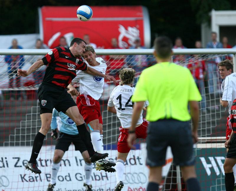 Luftnummer im KSV-Strafraum zwischen  Malte Metzelder (FC Ingolstadt) und Daniel Möller (R)