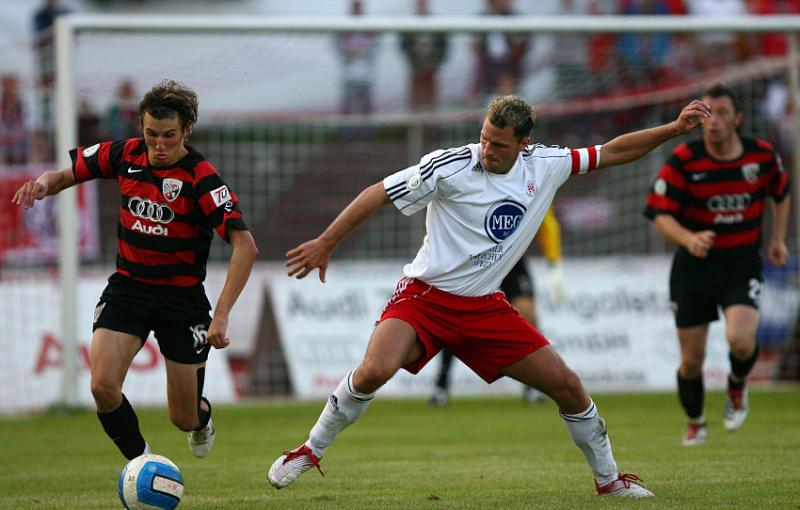 Kampf um den Ball zwischen Andreas Buchner (L) und Denis Berger