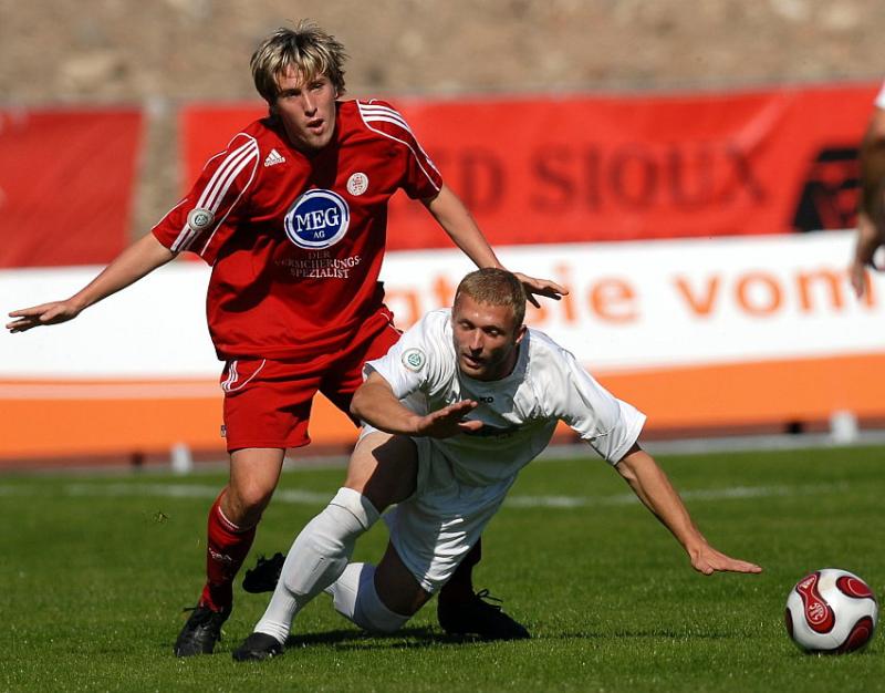 Zweikampf zwischen Jan Fießer (KSV Hessen Kassel) (L) und Jürgen Schmid (SSV Jahn Regensburg)
