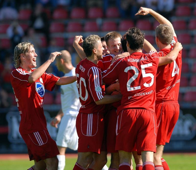 Jubel des KSV Hessen Kassel nach dem 2:0 durch Arne Schmidt (KSV Hessen Kassel) (Mitte)