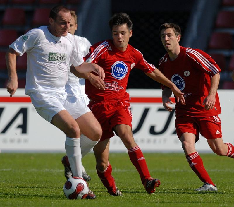 Erich Strobel (KSV Hessen Kassel) (R) beobachtet den Zweikampf von Torschütze Arne Schmidt (KSV Hessen Kassel) 