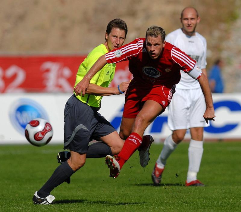 SR Wolfgang Walz und Petr Stoilov (SSV Jahn Regensburg) (hinten) beobachten die Ballkünste von Denis Berger (KSV Hessen Kassel) 