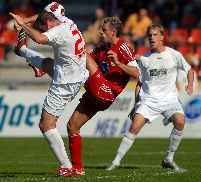 Zweikampf zwischen Andreas Brysch (SSV Jahn Regensburg) (L) und Denis Berger (KSV Hessen Kassel)