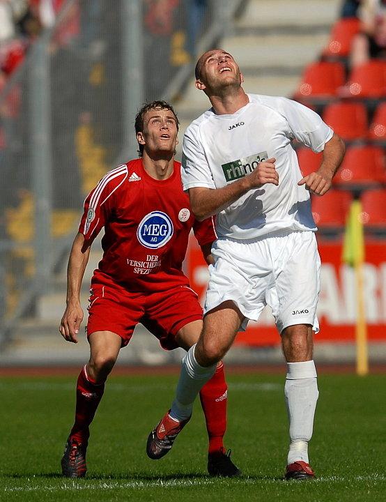 Warten auf das Spielgerät: Sebastian Zinke (KSV Hessen Kassel) und Petr Stoilov (SSV Jahn Regensburg) (L)