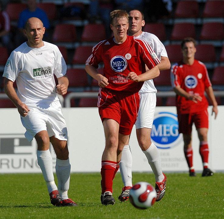 Petr Stoilov (SSV Jahn Regensburg) (L) gegen Thorsten Bauer (KSV Hessen Kassel)