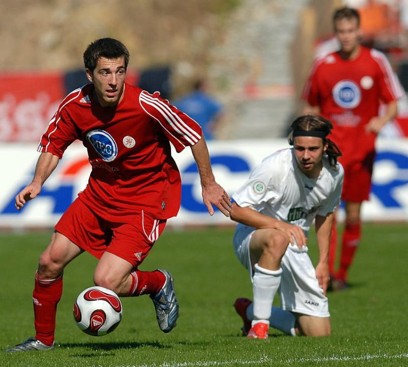 Angriff von Erich Strobel (KSV Hessen Kassel) gegen Andreas Schäffer (SSV Jahn Regensburg)