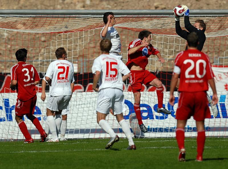 Erich Strobel (KSV Hessen Kassel) scheitert an Andreas Lengsfeld (Torwart Jahn Regensburg)