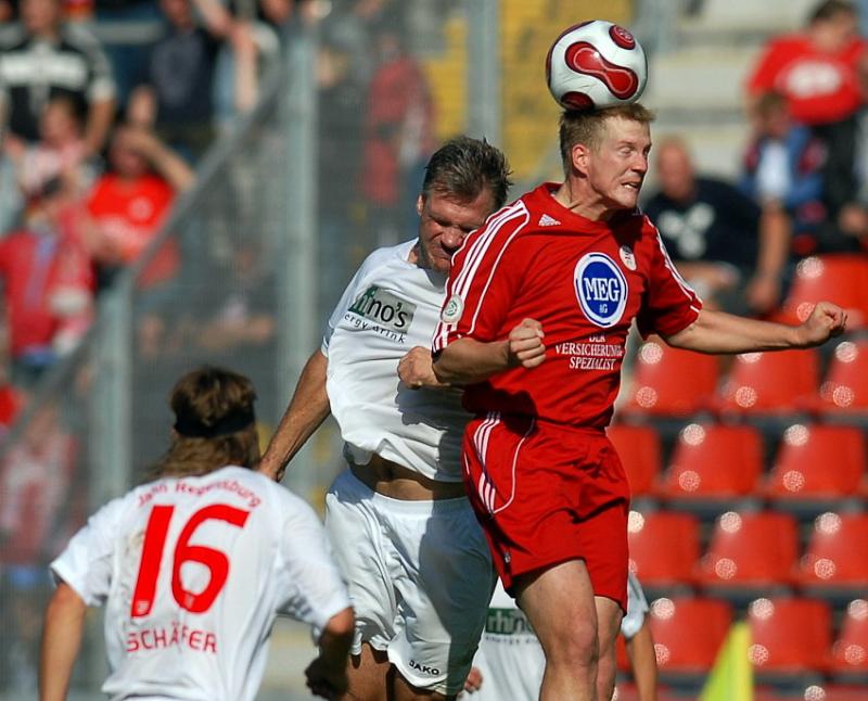 Andreas Schäffer (SSV Jahn Regensburg) beobachtet Thorsten Bauer (KSV Hessen Kassel) im harten Kampf um den Ball 