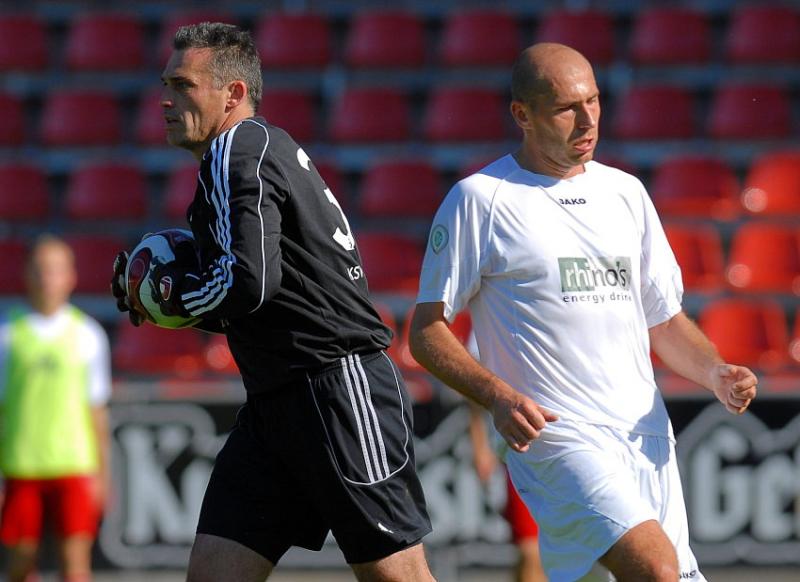 Petr Stoilov (SSV Jahn Regensburg) scheitert an Oliver Adler (KSV Hessen Kassel) (L)