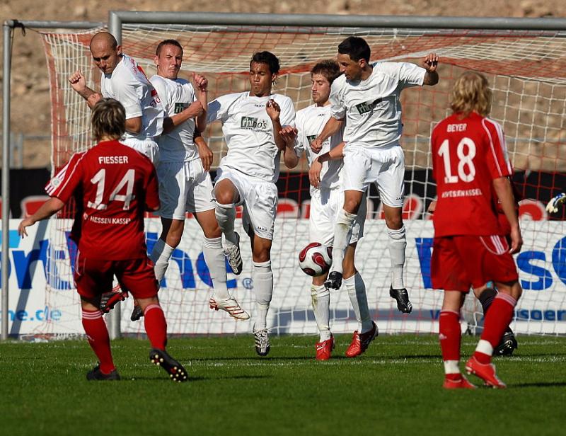 Jan Fießer (KSV Hessen Kassel) (L) kann die Regensburger Mauer nicht durchdringen
