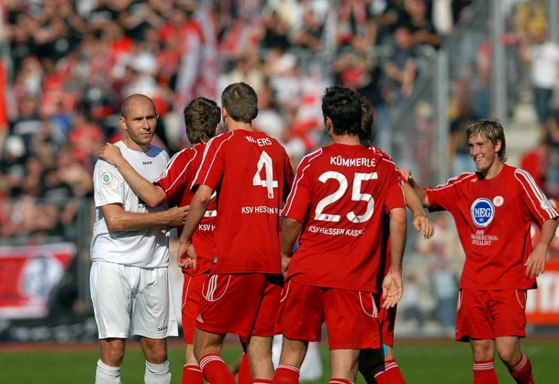 Petr Stoilov (SSV Jahn Regensburg) gratuliert dem KSV Hessen zum Sieg