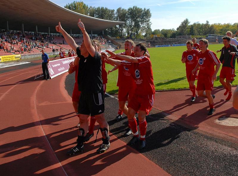 Jubel der Mannschaft nach dem Spiel in der Fan-Kurve