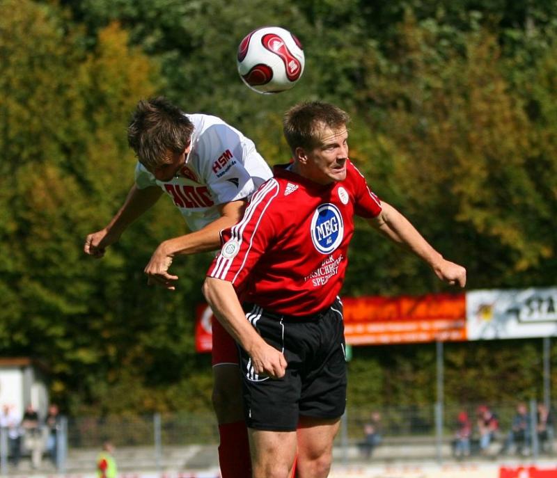 Im Kopfballduell Thorsten Bauer (KSV Hessen Kassel)