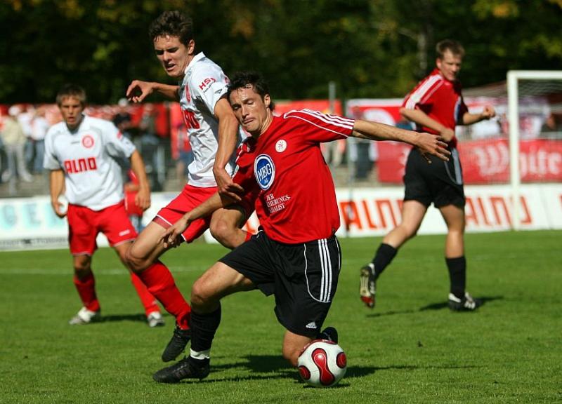 Thorsten Bauer (KSV Hessen Kassel) (R) bobachtet den Zweikampf von Michael Kümmerle (KSV Hessen Kassel)