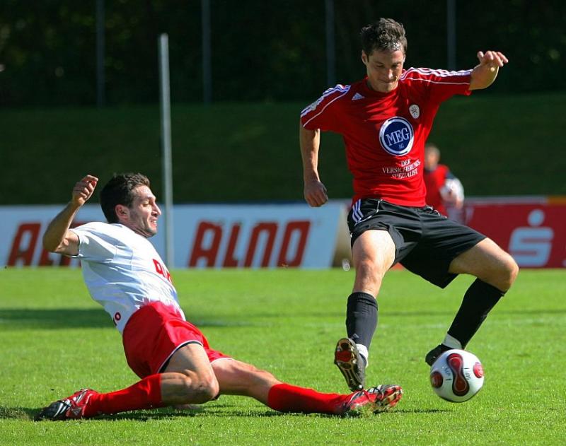 Im harten Zweikampf Michael Kümmerle (KSV Hessen Kassel)