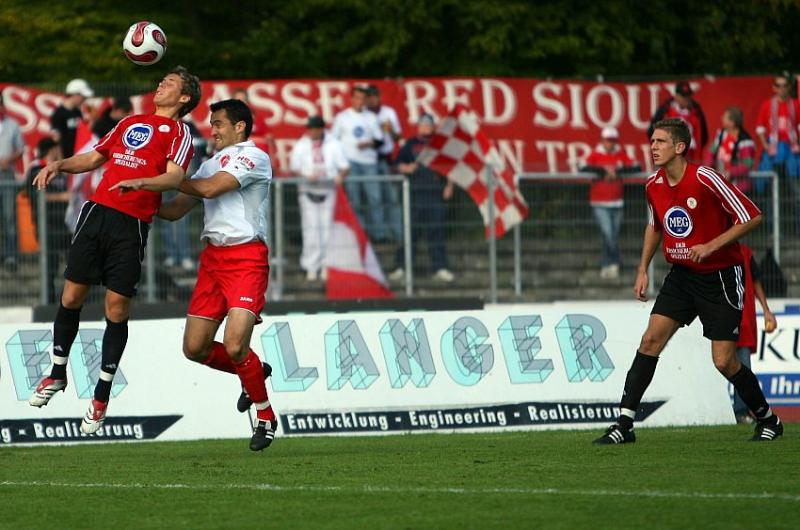 Tobias Willers (KSV Hessen Kassel) beobachtet das Kopfballduell von Tobias Schwab (Kassel Huskies)