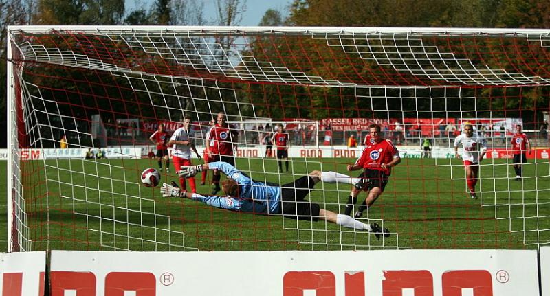 Thorsten Bauer (KSV Hessen Kassel) verwandelt den 11 Meter