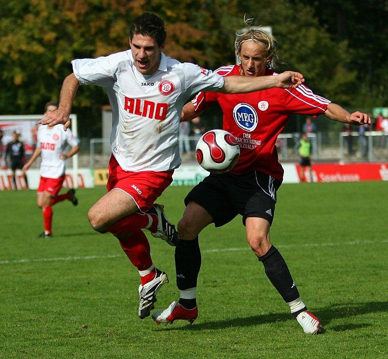 Daniel Beyer (KSV Hessen Kassel) im Kampf um den Ball