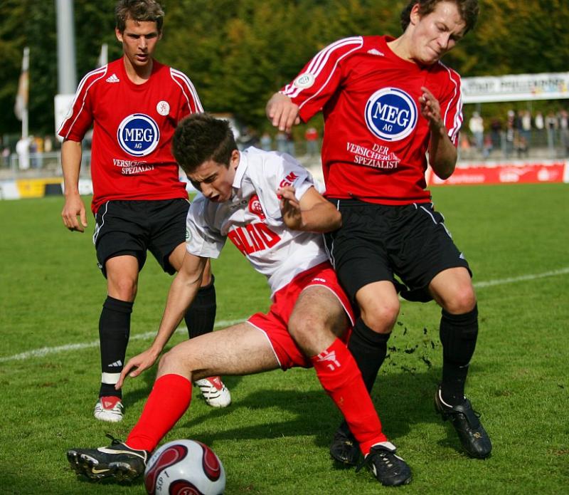 Daniel Möller und Martin Scholze (rechts) im Kampf um den Ball