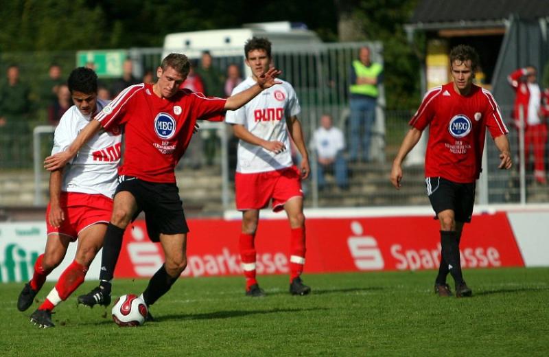 Sebastian Zinke (KSV Hessen Kassel) bobachtet den Zweikampf zwischen von Tobias Willers