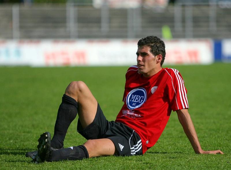 Serdar Bayrak (KSV Hessen Kassel) nach dem 5:2 enttäuscht am Boden