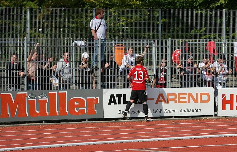 Daniel Möller (KSV Hessen Kassel) bedankt sich bei den ca. 50 mitgereisten KSV-Fans