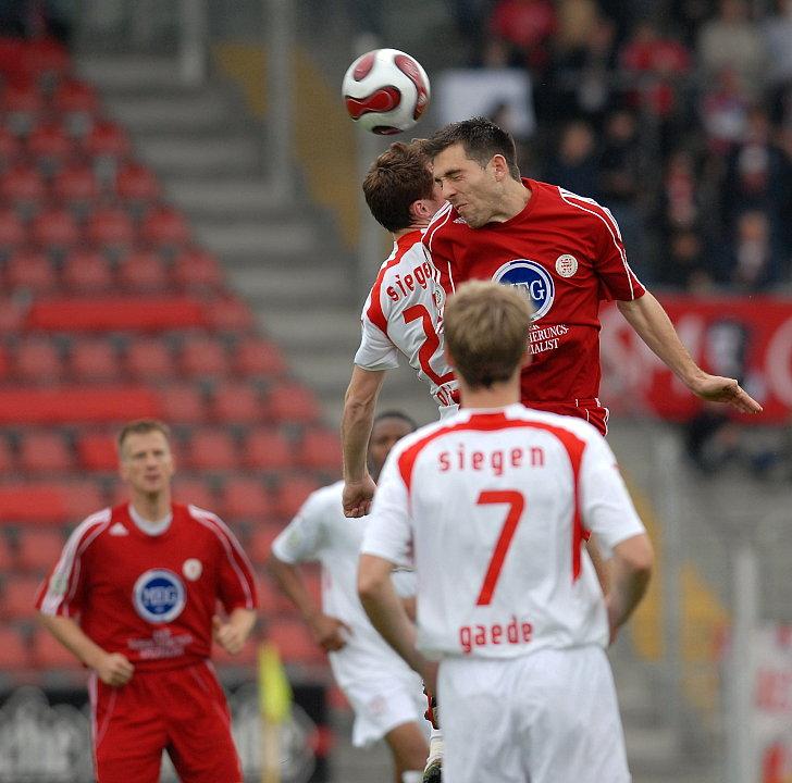 Kopfballduell Erich Strobel (KSV Hessen Kassel) (R) und Nils Pfingsten (Sportfreunde Siegen), Enrico Gaede (Sportfreunde Siegen) (vorne) schaut zu