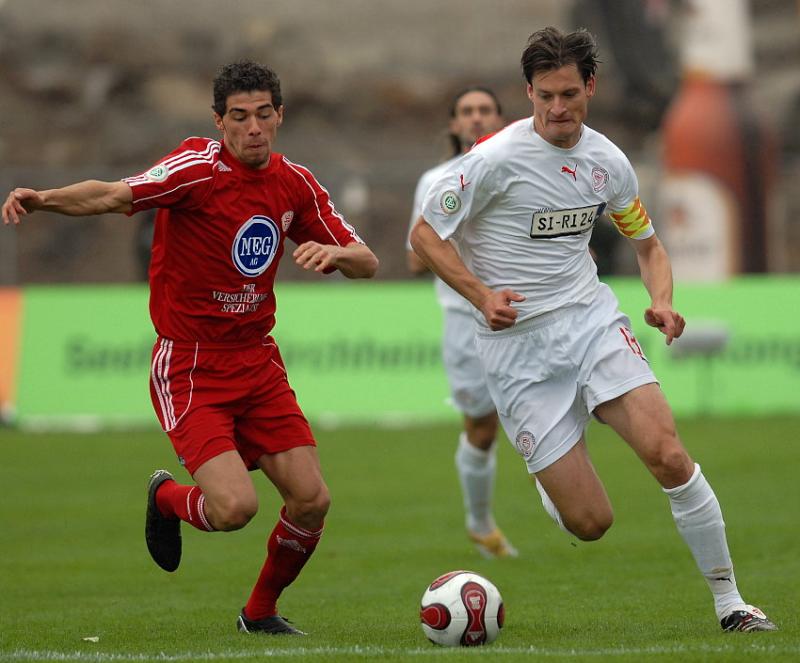 Zweikampf zwischen Serdar Bayrak (KSV Hessen Kassel) (L) und Alexander Blessin (Sportfreunde Siegen)