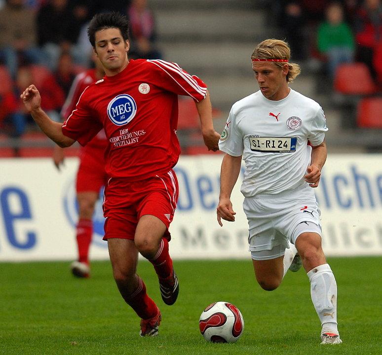 Kampf um den Ball: Arne Schmidt (KSV Hessen Kassel) (L) und Gerrit Müller (Sportfreunde Siegen)