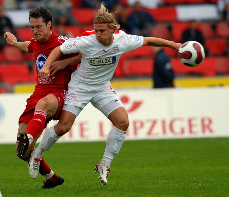 Zweikampf zwischen Michael Kümmerle (KSV Hessen Kassel) (L) und Gerrit Müller (Sportfreunde Siegen) 