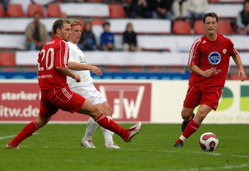 Denis Berger (KSV Hessen Kassel), Gerrit Müller (Sportfreunde Siegen) (hinten) und Michael Kümmerle (KSV Hessen Kassel) (R)