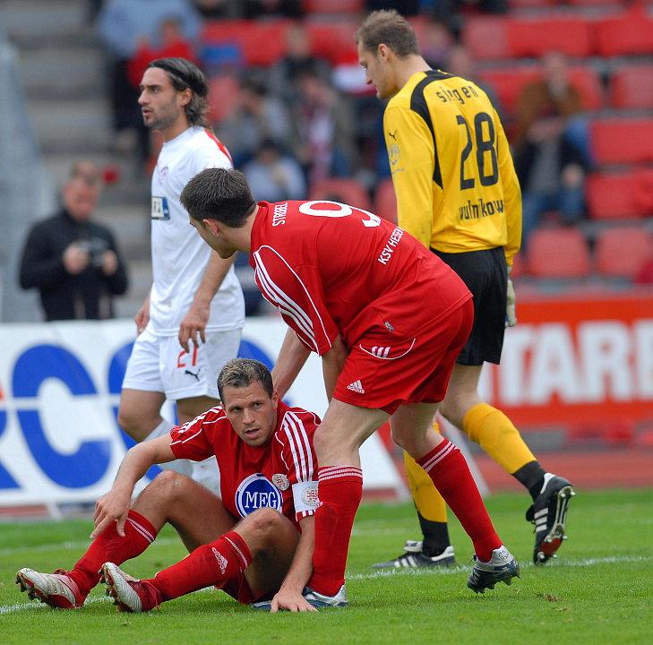 Denis Berger (KSV Hessen Kassel) am Boden, Erich Strobel (KSV Hessen Kassel) hilft, Robert Wulnikowski (Torwart Sportfreunde Siegen) (R)